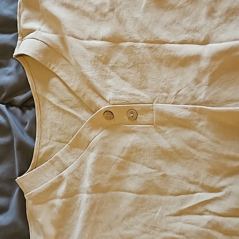 Sleeveless shirt